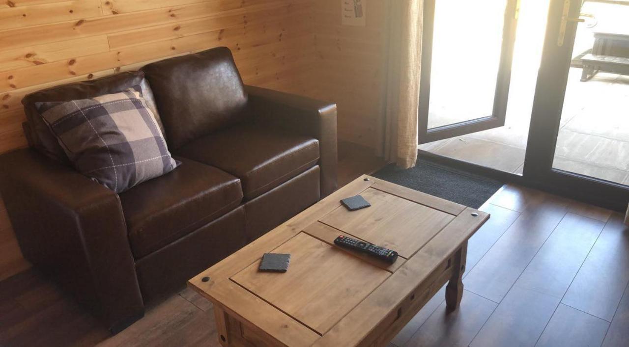 Superior Glamping Pod With Hot Tub Hotel ฟรอดแชม ภายนอก รูปภาพ